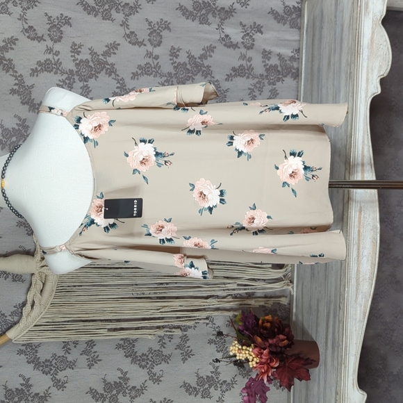 Torrid Floral Georgette Lace Up Cold Shoulder Top - Picture 4 of 11